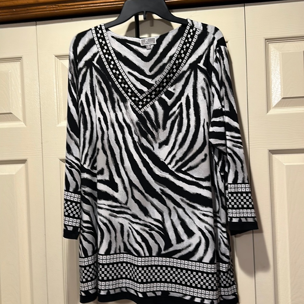 JM collection women’s plus size top long sleeve, black gray and white size 2X